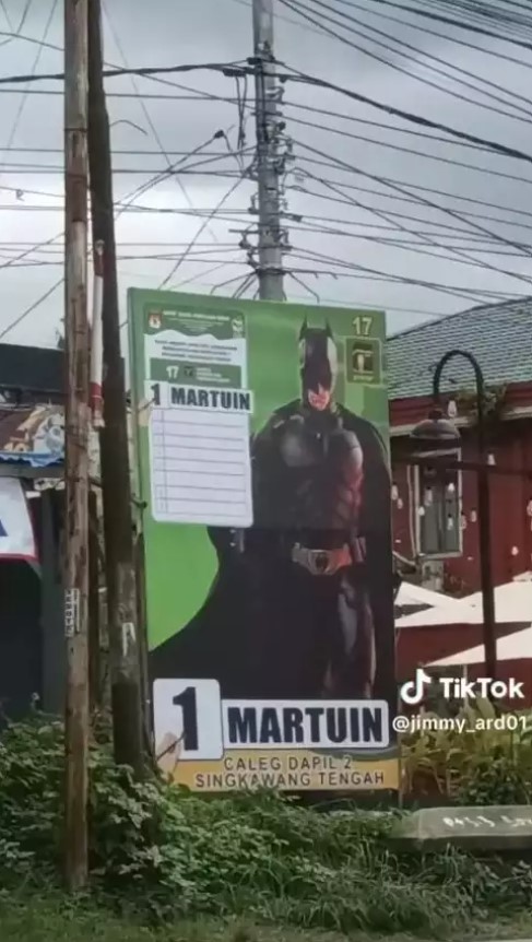 Gimik baliho terlalu niat  Berbagai sumber