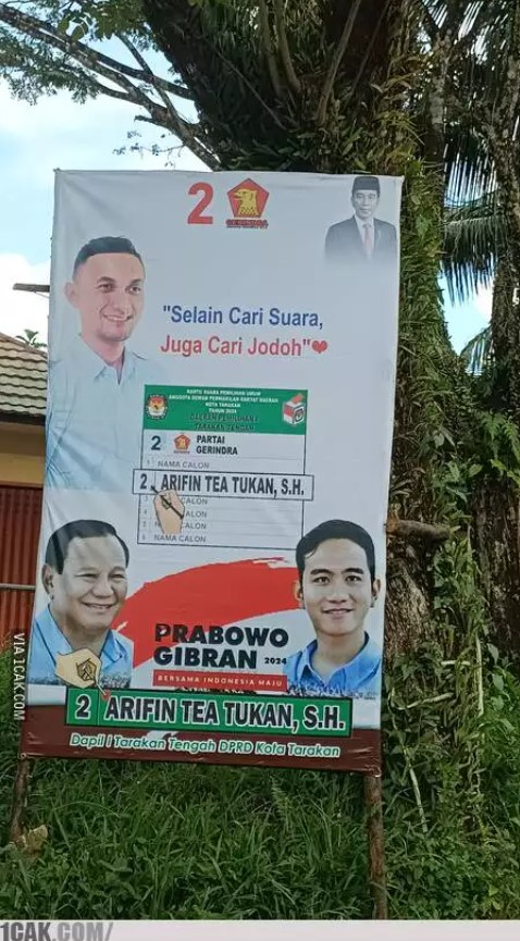 Gimik baliho terlalu niat  Berbagai sumber