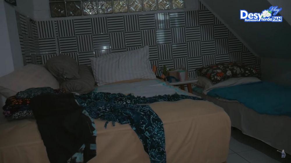 rumah lawas Desy Ratnasari di gang sempit © 2024 brilio.net rumah lawas Desy Ratnasari di gang sempit © 2024 brilio.net