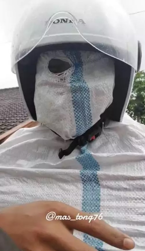 Potret kocak menghindari hujan Berbagai sumber