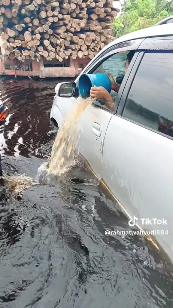 Pengendara mobil nerabas banjir © TikTok