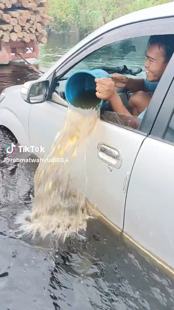 Pengendara mobil nerabas banjir © TikTok