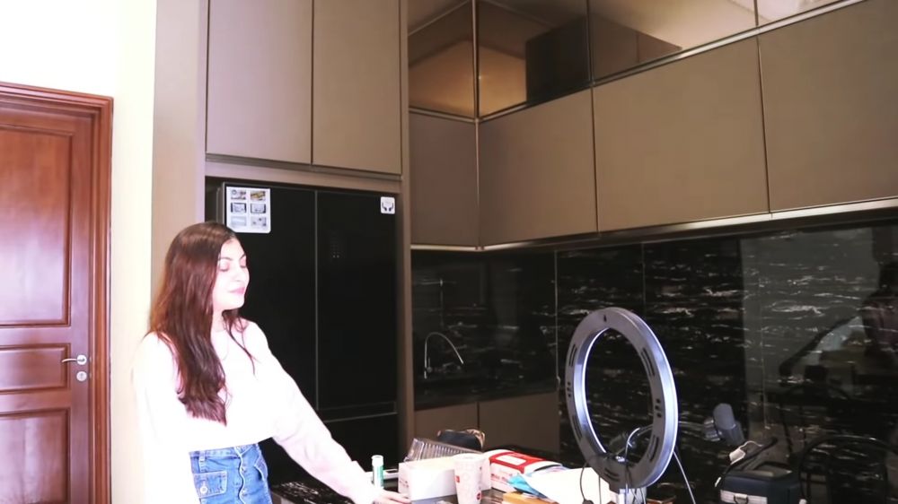 dapur rumah Sarah Keihl  © 2024 brilio.net