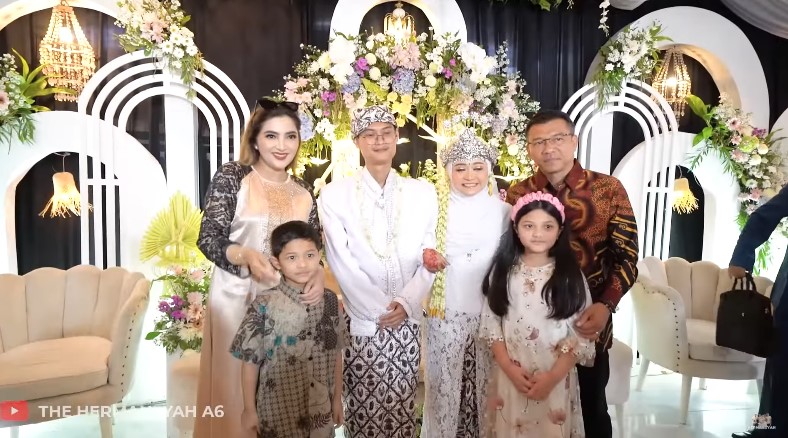 Ashanty kondangan ke pengasuh Arsy © YouTube