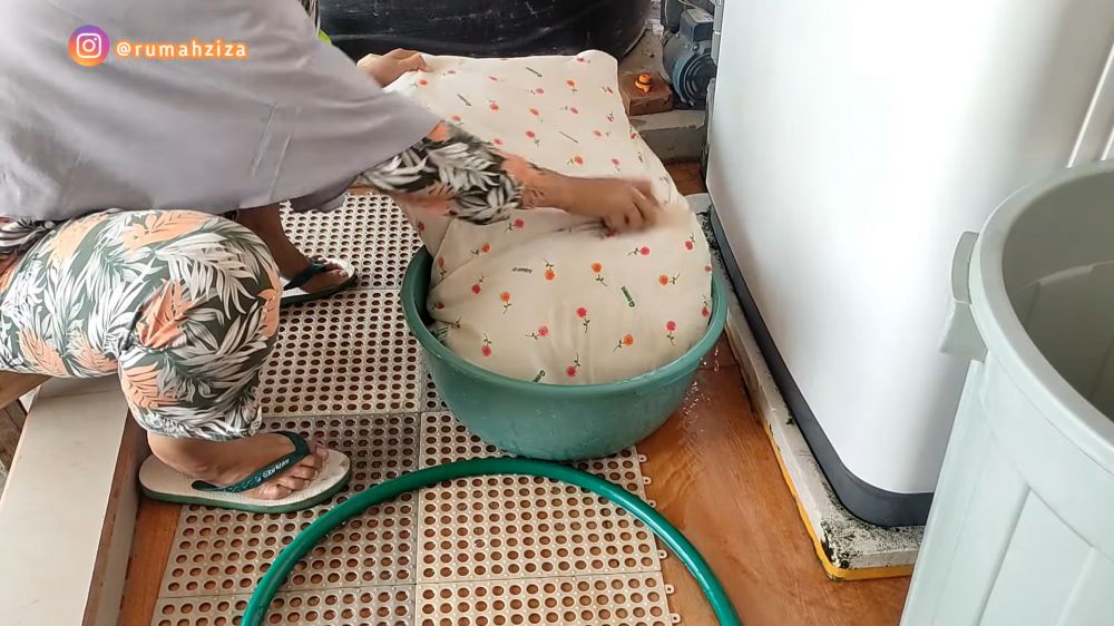 Tanpa disikat kuat, ini cara mencuci bantal menguning jadi putih lagi cukup tambah 1 bahan dapur