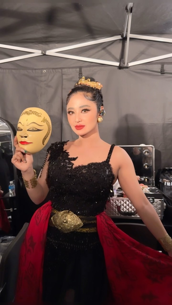 dewi perssik rumah 30 miliar © berbagai sumber