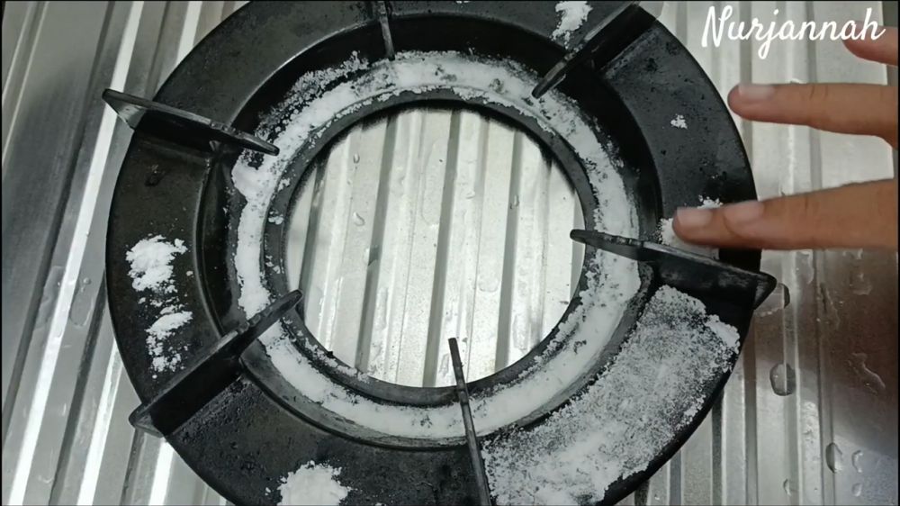 Tanpa direndam air panas, ini trik ampuh hilangkan kerak gosong di tungku kompor pakai 2 bahan dapur
