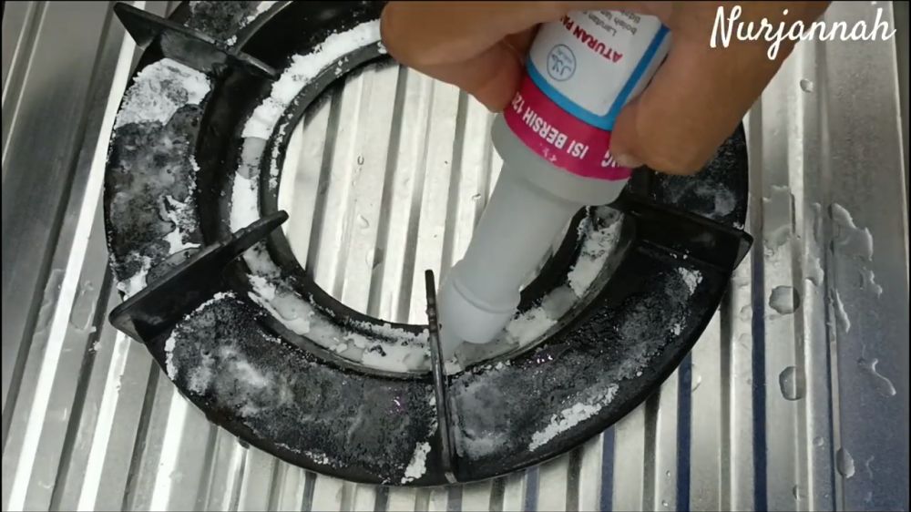 Tanpa direndam air panas, ini trik ampuh hilangkan kerak gosong di tungku kompor pakai 2 bahan dapur