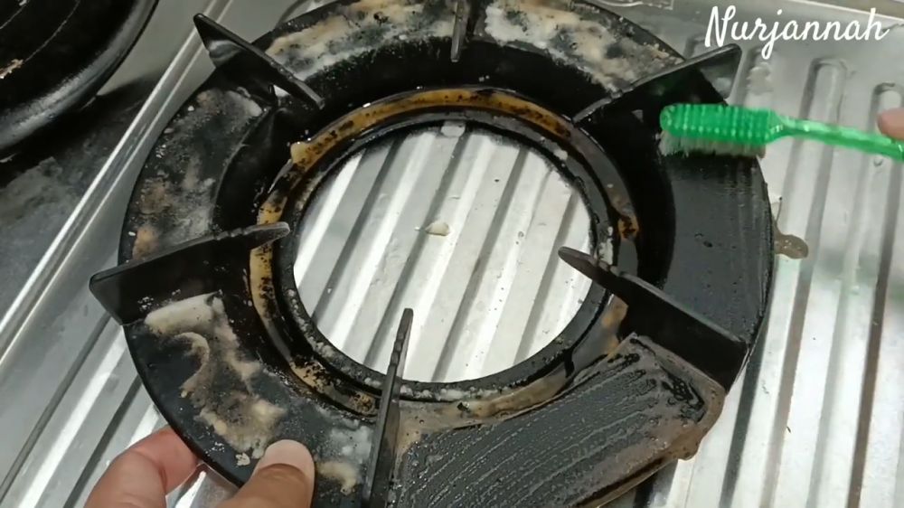 Tanpa direndam air panas, ini trik ampuh hilangkan kerak gosong di tungku kompor pakai 2 bahan dapur