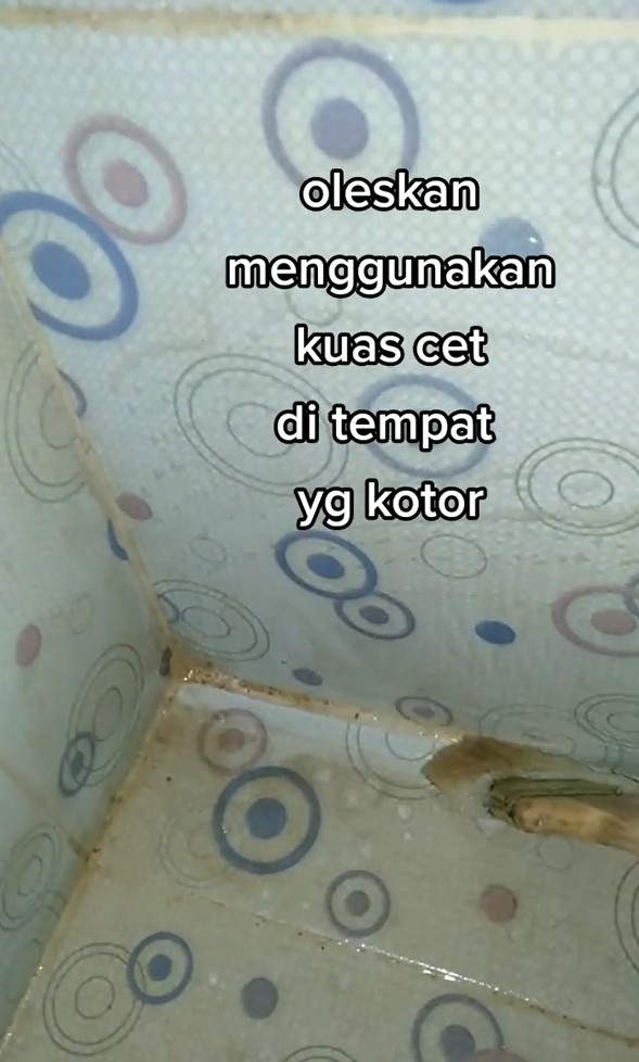 Cukup tambah 2 bahan dapur, ini cara hilangkan noda kuning di bak mandi tanpa disikat