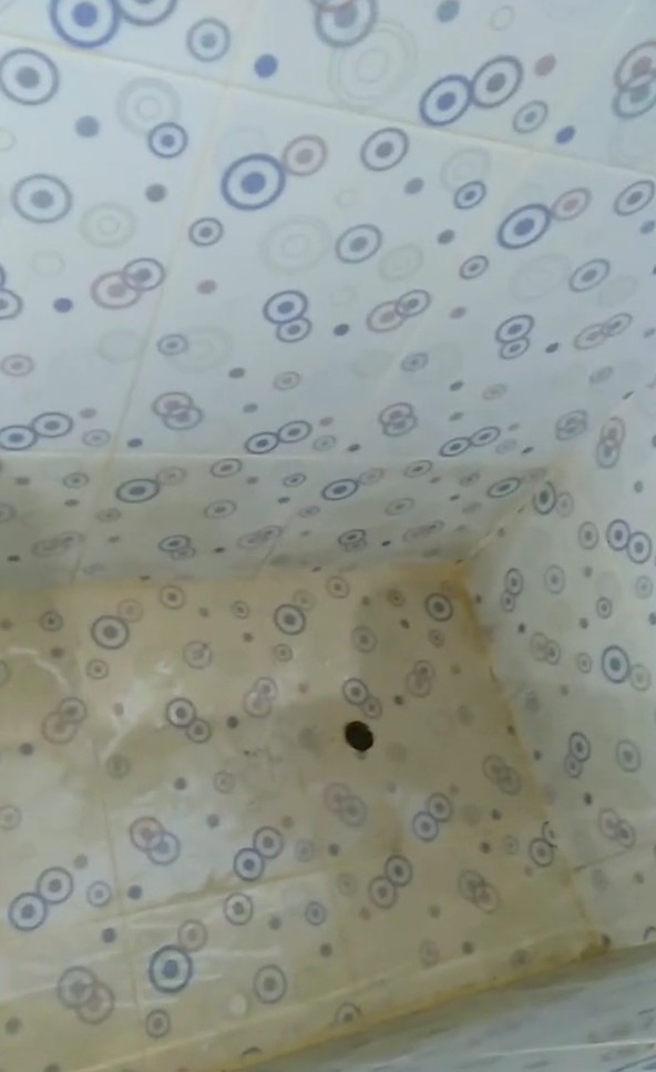 Cukup tambah 2 bahan dapur, ini cara hilangkan noda kuning di bak mandi tanpa disikat