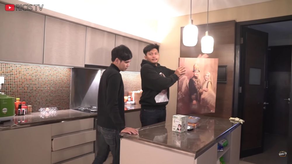 dapur apartemen Ria Ricis © 2024 brilio.net