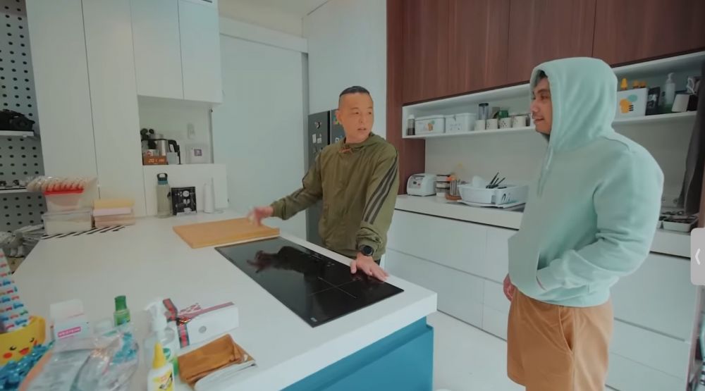 Dapur rumah Ernest Prakasa © 2024 brilio.net Dapur rumah Ernest Prakasa © 2024 brilio.net