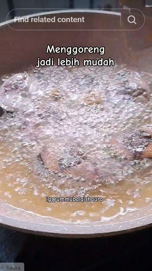Bukan pakai tepung atau jahe, ini trik agar minyak tak meletup dan tetap bersih saat goreng ikan