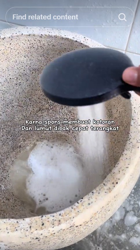 Tak perlu disikat sitrun, ini cara ampuh bersihkan lumut di bak mandi pakai 1 bahan dapur