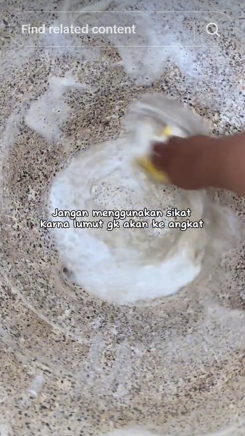 Tak perlu disikat sitrun, ini cara ampuh bersihkan lumut di bak mandi pakai 1 bahan dapur