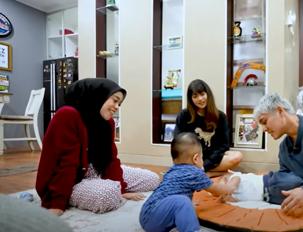 Potret dapur Gilang Dirga yang minimalis dan homey © 2024 brilio.net