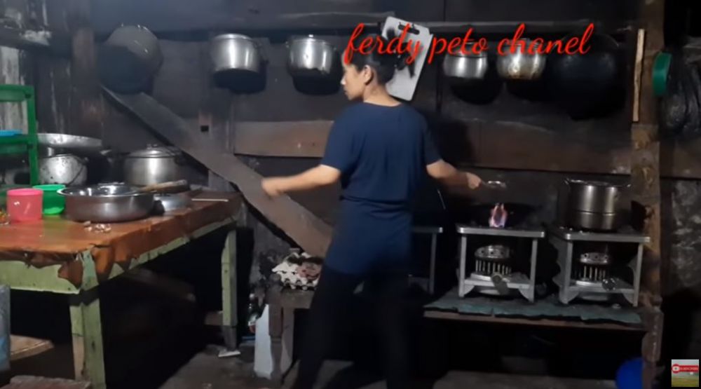 dapur sederhana betrand peto di kampung © YouTube