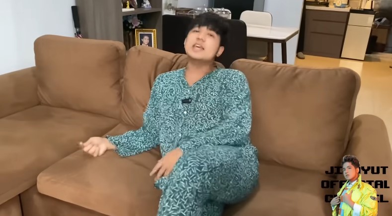 dapur kontrakan Jirayut penuh barang © YouTube