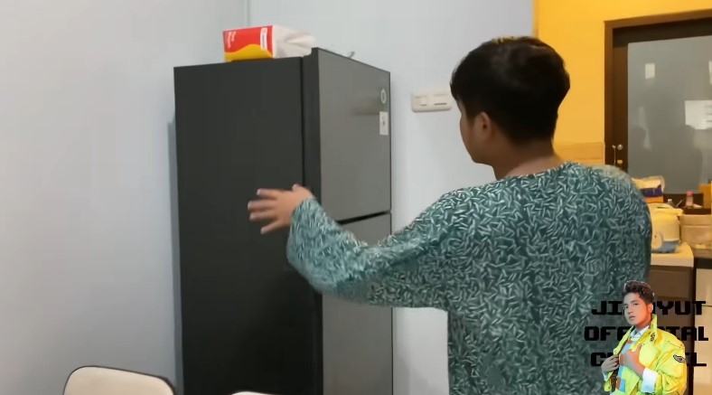 dapur kontrakan Jirayut penuh barang © YouTube