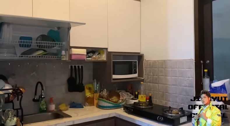 dapur kontrakan Jirayut penuh barang © YouTube