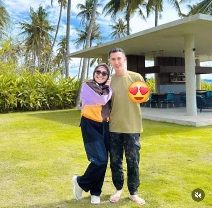 Umi Kalsum liburan bareng calon Ayu © Instagram Umi Kalsum liburan bareng calon Ayu © Instagram