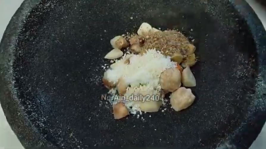 Tanpa direbus presto, ini trik mengungkep ayam kampung agar hasilnya empuk cuma tambah 1 bahan dapur