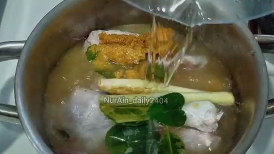 Tanpa direbus presto, ini trik mengungkep ayam kampung agar hasilnya empuk cuma tambah 1 bahan dapur