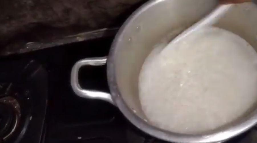 Tanpa metode siram, cara menanak nasi di panci ala wanita ini simpel dan hasilnya matang sempurna