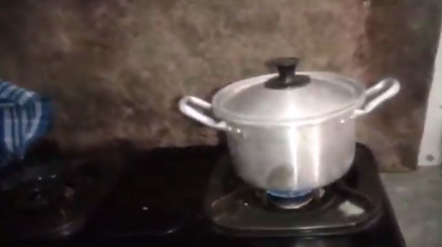 Tanpa metode siram, cara menanak nasi di panci ala wanita ini simpel dan hasilnya matang sempurna