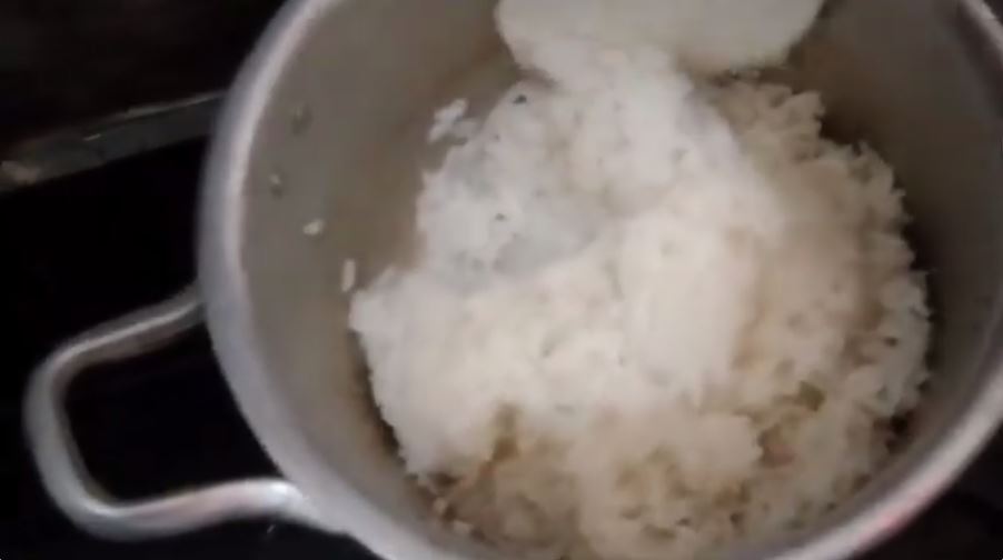 Tanpa metode siram, cara menanak nasi di panci ala wanita ini simpel dan hasilnya matang sempurna