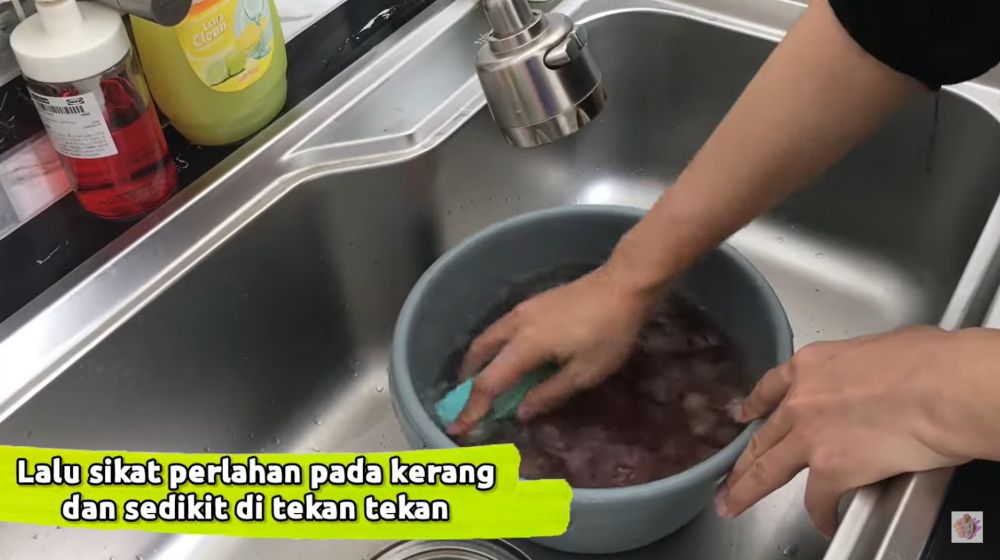 Tak perlu disikat satu per satu, ini cara praktis bersihkan kerang dara dari pasir pakai 2 bahan dapur