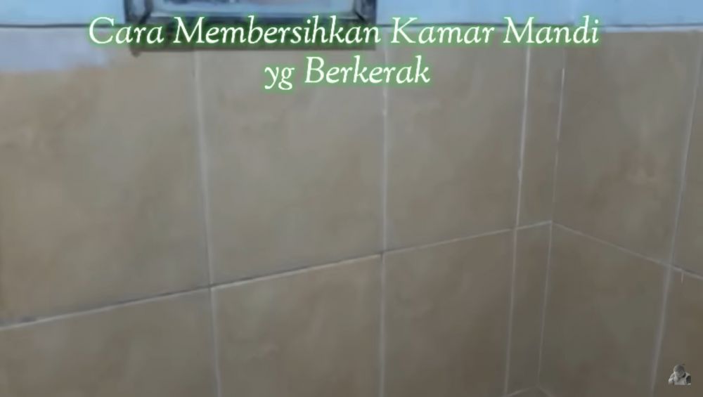 Tanpa diberi air panas, ini trik hilangkan kerak dinding kamar mandi pakai tambahan 1 bahan dapur