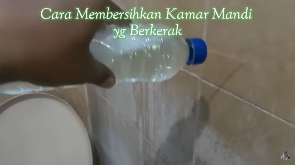Tanpa diberi air panas, ini trik hilangkan kerak dinding kamar mandi pakai tambahan 1 bahan dapur