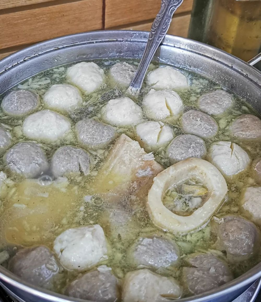 17 Resep kuah bakso rumahan, enak, sederhana, dan kaldunya berasa