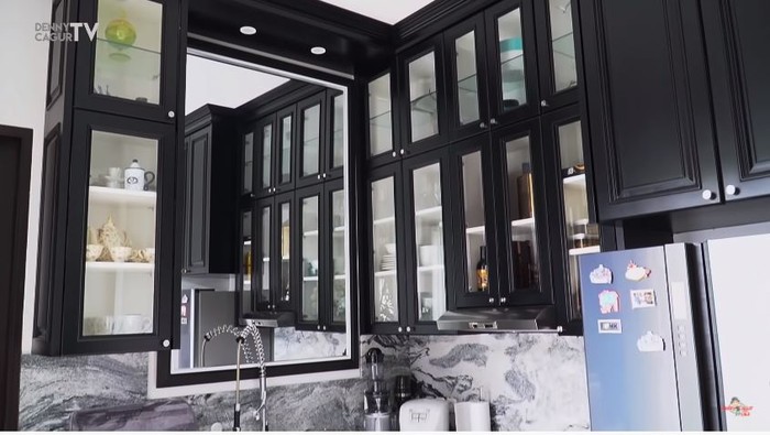 dapur mewah Nikita Mirzani dilengkapi CCTV © YouTube dapur mewah Nikita Mirzani dilengkapi CCTV © YouTube