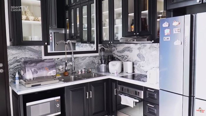 dapur mewah Nikita Mirzani dilengkapi CCTV © YouTube dapur mewah Nikita Mirzani dilengkapi CCTV © YouTube