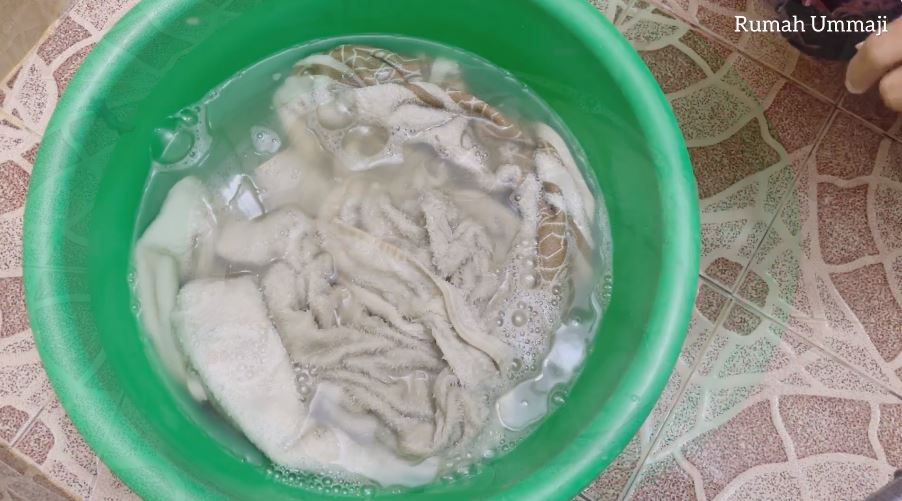 Bukan direndam pemutih, ini cara ampuh mencuci handuk dekil agar bersih cukup tambah 1 bahan dapur