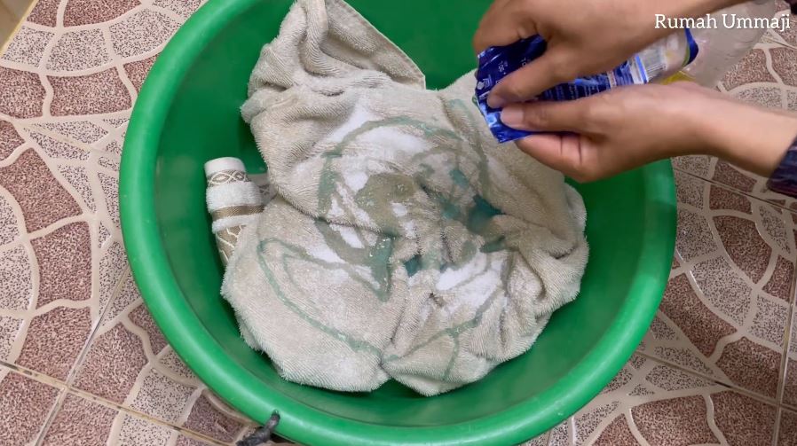 Bukan direndam pemutih, ini cara ampuh mencuci handuk dekil agar bersih cukup tambah 1 bahan dapur