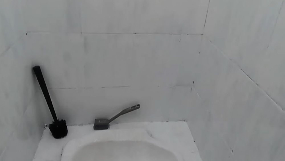 Tanpa pakai sitrun, ini trik hilangkan kerak keramik kamar mandi pakai 3 bahan dapur