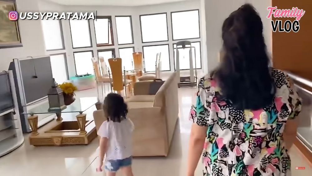 rumah ussy sebelum nikah ada warung kopi di garasi © berbagai sumber