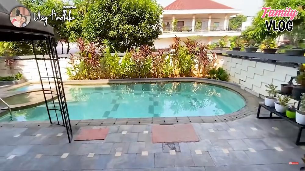 rumah ussy sebelum nikah ada warung kopi di garasi © berbagai sumber