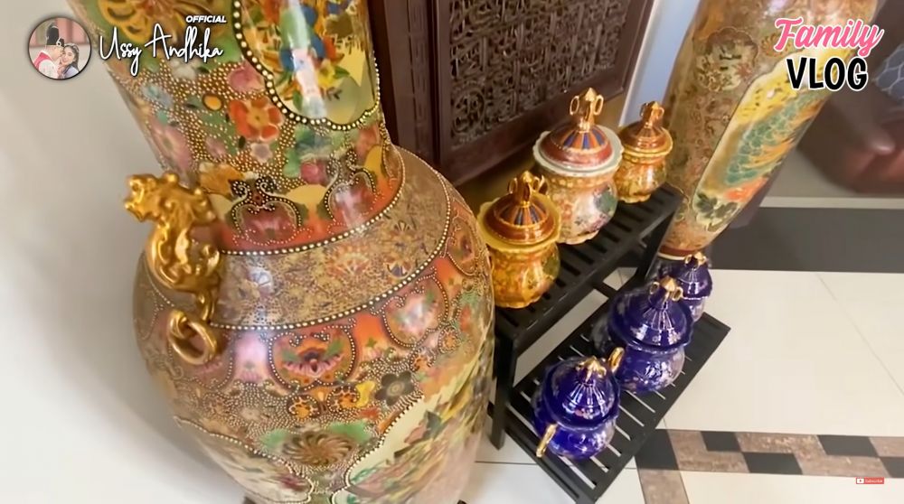 rumah ussy sebelum nikah ada warung kopi di garasi © berbagai sumber