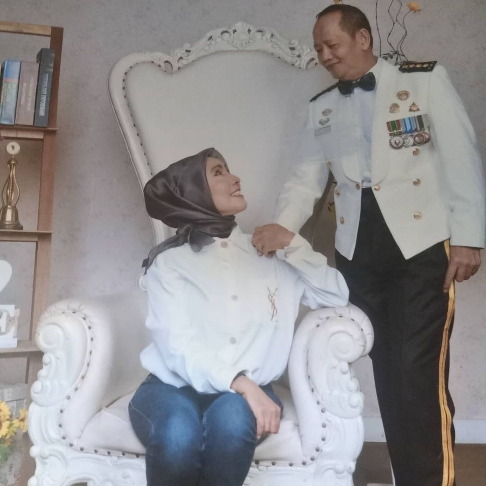 pedangdut yang jatuh ke pelukan abdi negara © berbagai sumber