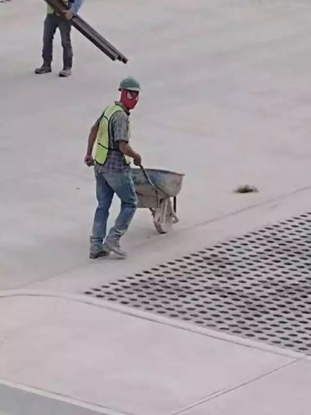 Potret kocak outfit orang saat bekerja Berbagai sumber