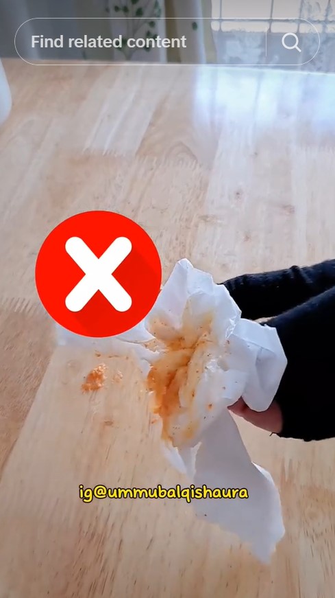 Tanpa ditaburi tepung dan baking soda, trik bersihkan tumpahan saus ini cepat pol cuma pakai 2 alat