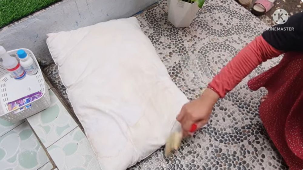 Cukup tambah 1 bahan dapur, ini trik cuci bantal dekil dan buluk agar kembali putih seperti baru