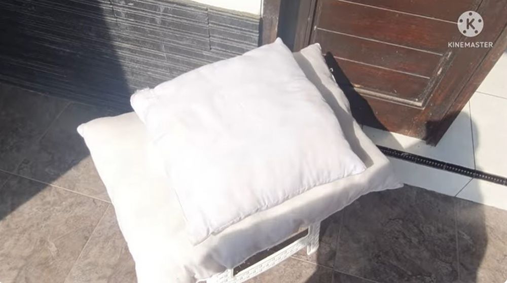 Cukup tambah 1 bahan dapur, ini trik cuci bantal dekil dan buluk agar kembali putih seperti baru