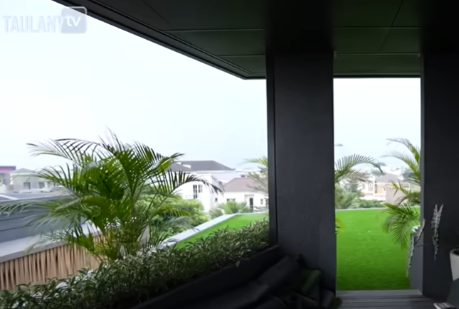 potret rooftop Boy William ala sky lounge hotel © 2024 brilio.net potret rooftop Boy William ala sky lounge hotel © 2024 brilio.net