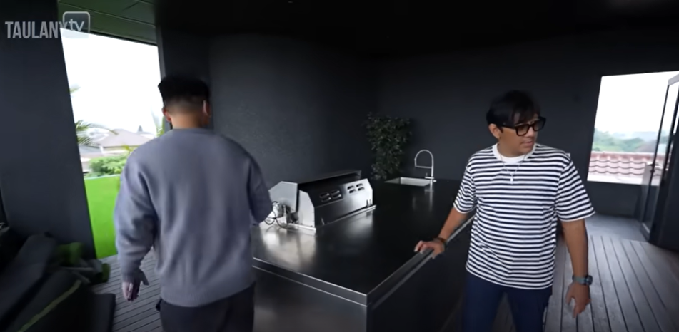 potret rooftop Boy William ala sky lounge hotel © 2024 brilio.net potret rooftop Boy William ala sky lounge hotel © 2024 brilio.net